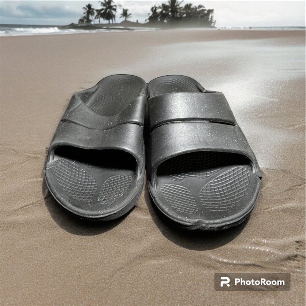 Oofos size W9 M7 black sandal slipper slipon
